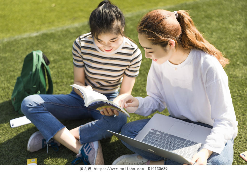 学生朋友在草坪上交流图片